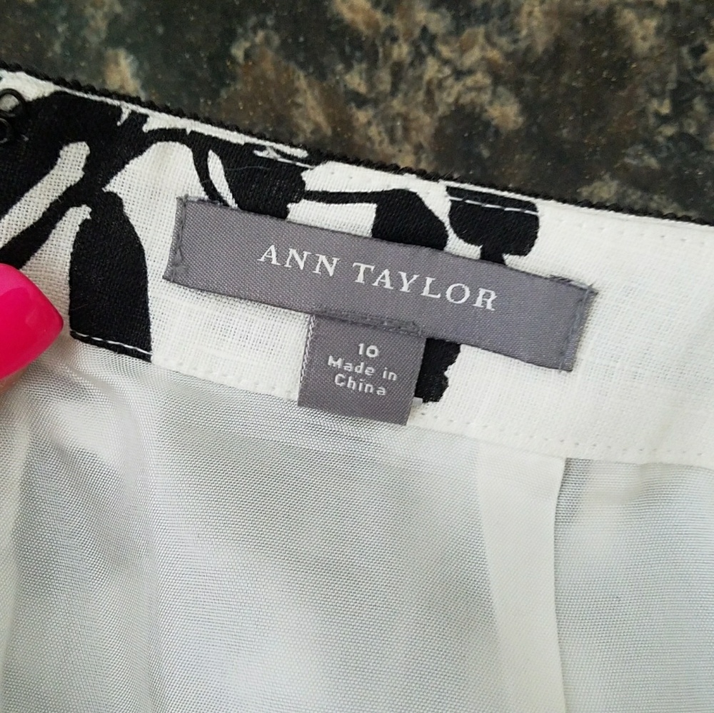Ann Taylor skirt, pleated size 10 - Picture 3 of 4